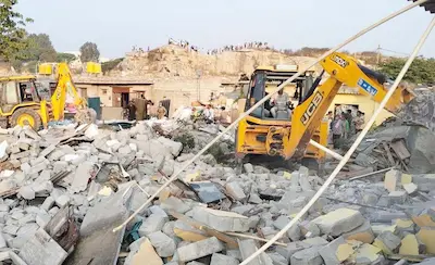 Bengaluru : कोगिलू गांव में तोड़फोड़ की कार्रवाई से कांग्रेस में मचा घमासान