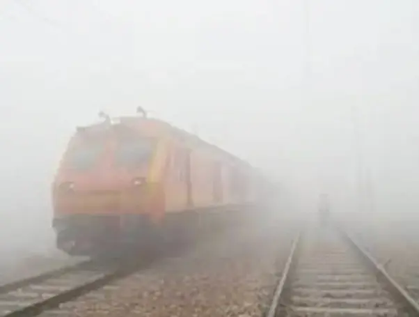 Weather-कोहरे का कहर, वंदे भारत–दरभंगा हमसफर एक्सप्रेस समेत 60 से ज्यादा ट्रेनें ठप