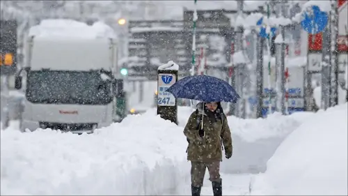 Japan-बर्फीले तूफान का कहर, एक्सप्रेसवे पर 50 से ज्यादा वाहन टकराए, एक महिला की मौत, 26 घायल