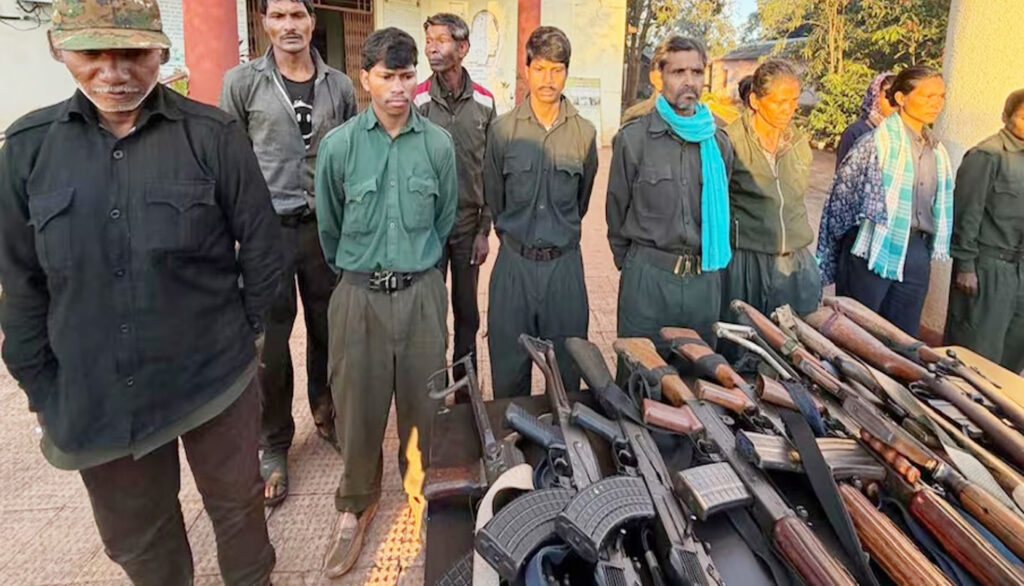 Latest Hindi News : Raipur-एक करोड़ के इनामी नक्सली मज्जी ने साथियों संग किया आत्मसमर्पण