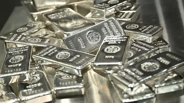 silver price crosses : चांदी ₹3 लाख पार! आगे क्या बढ़ेगी? एक्सपर्ट्स की राय