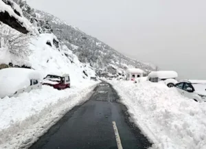 लाहौल में हिमपात से बढ़ी ठंड, मैदानी इलाकों में कोहरे और बारिश का अलर्ट