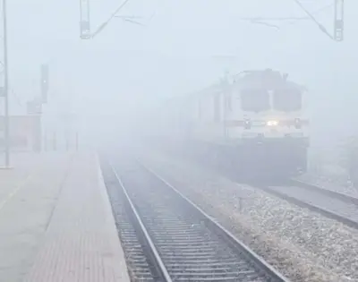 Railway- कोहरे ने रोकी रफ्तार, 87 ट्रेनों का बदला शेड्यूल