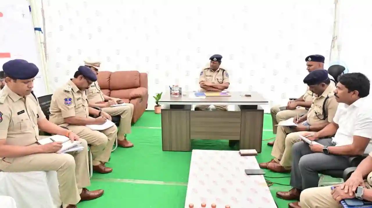 ग्लोबल समिट की सुरक्षा व्यवस्था को लेकर हुई बैठक, पुलिस अधिकारियों ने की चर्चा