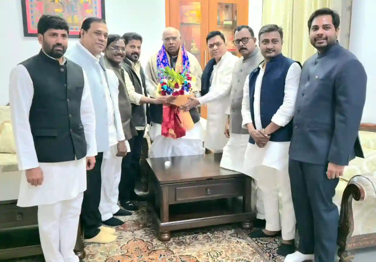 तेलंगाना राइजिंग विज़न डॉक्यूमेंट पर मुख्यमंत्री को खड़गे, प्रियंका की बधाई