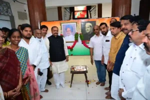 टीपीसीसी अध्यक्ष ने पूर्व पीएम डॉ. मनमोहन सिंह को पुण्यतिथि पर अर्पित की श्रद्धांजलि