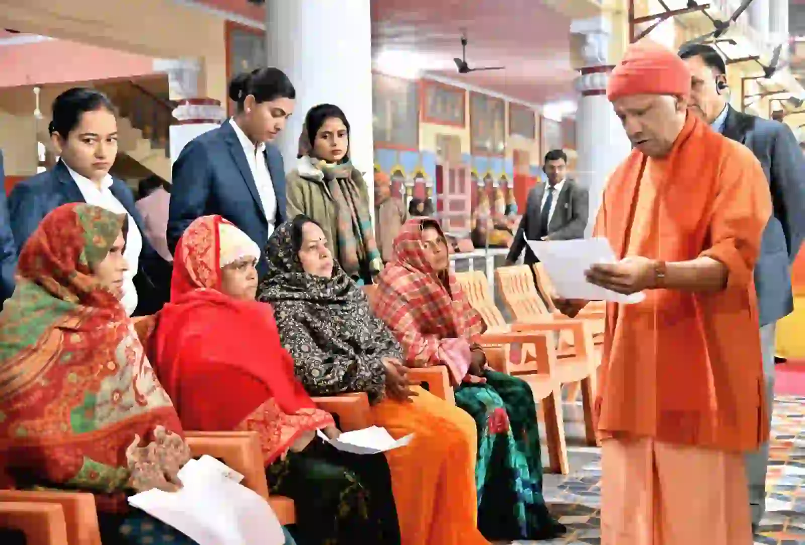 भीषण ठंड़ भी जारी रहा सीएम योगी का जनसेवा अनुष्ठान