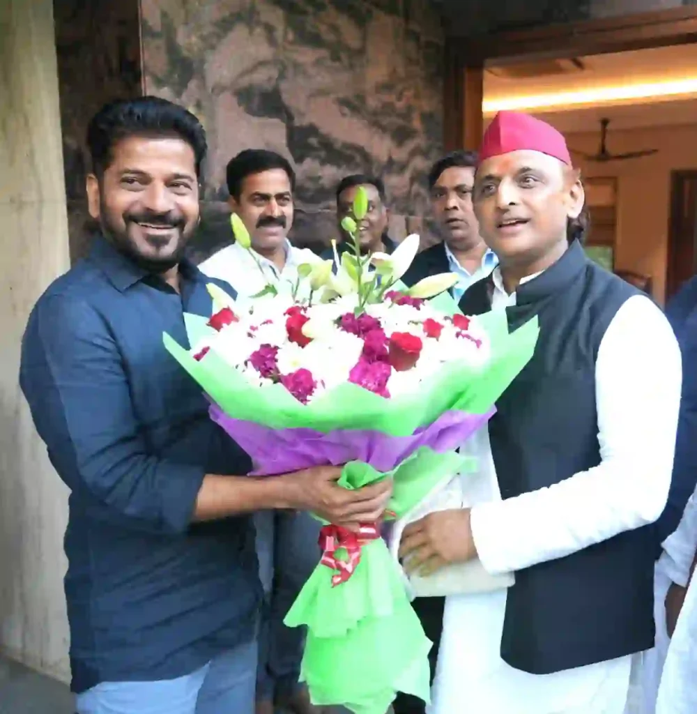 News Hindi : पूर्व सीएम अखिलेश यादव ने मुख्यमंत्री रेवंत रेड्डी से की मुलाकात