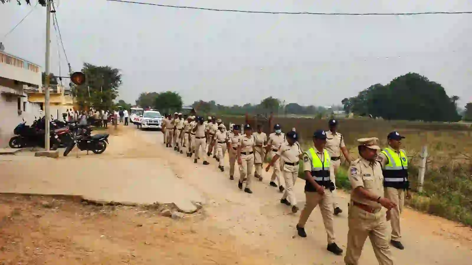 पंचायत चुनावों को लेकर पुलिस का फ्लैग मार्च