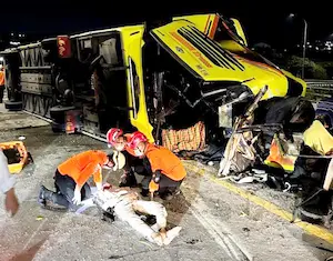 Semarang-अंधी रफ्तार में अनियंत्रित बस पलटी, 15 लोग मरे, 19 घायल