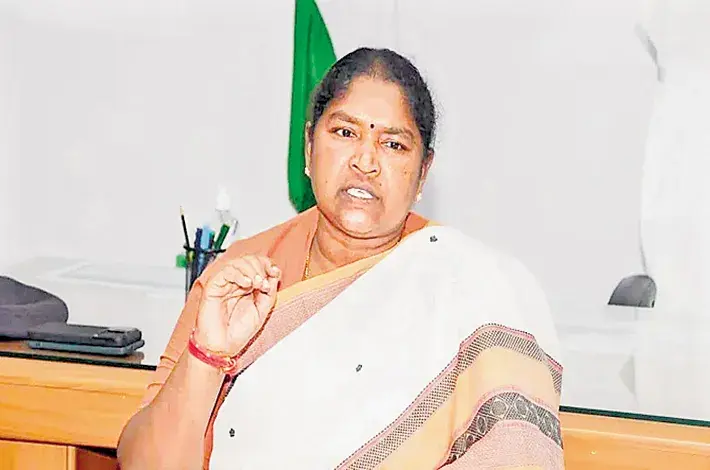 News Hindi : मंत्री सीतक्का नामपल्ली कोर्ट में कोविड उल्लघंन मामले में पेश