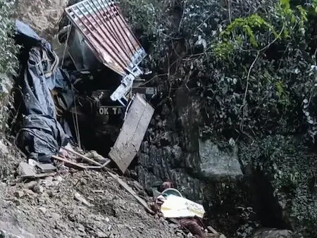 Latest News : अरुणाचल में ट्रक खाई में गिरा, 21 मजदूरों की मौत
