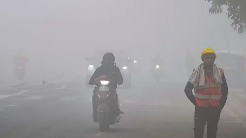 Weather : यूपी में घने कोहरे का रेड अलर्ट
