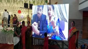 फ्लाइट कैंसिल, लेकिन शादी का जश्न जारी