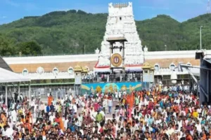 तिरुमाला मंदिर में श्रद्धालुओं की भारी भीड़