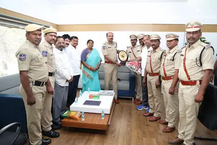 मंत्री सीतक्का ने ट्राइबल पुलिस बटालियन की समस्याओं पर डीजीपी से की चर्चा