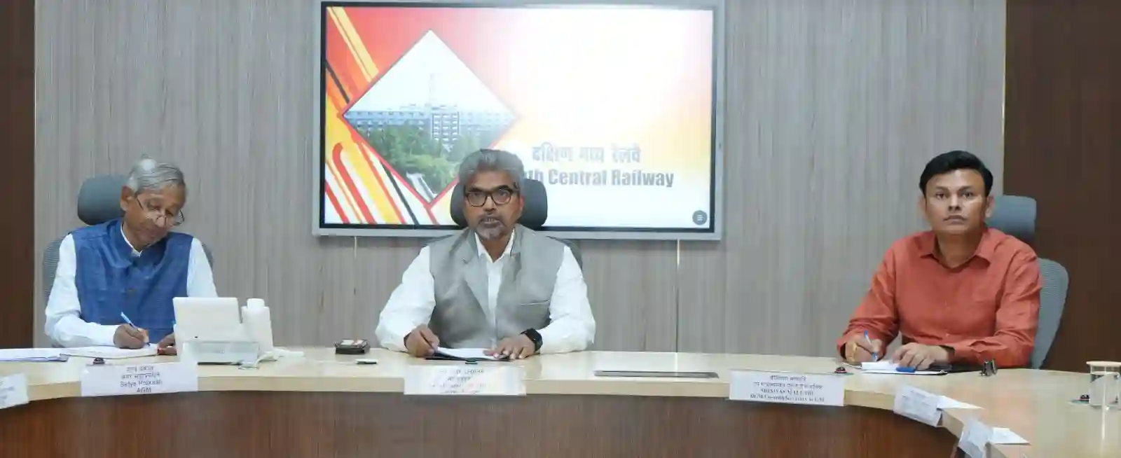 महाप्रबंधक ने ट्रेन संचालन और त्योहारों में सुरक्षा की समीक्षा की