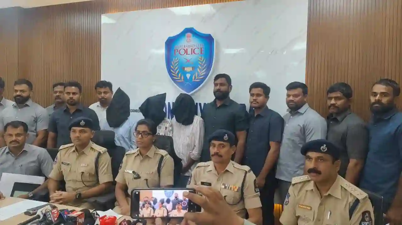 महिला के साथ मारपीट कर आभूषण छीनने वाले तीन गिरफ्तार