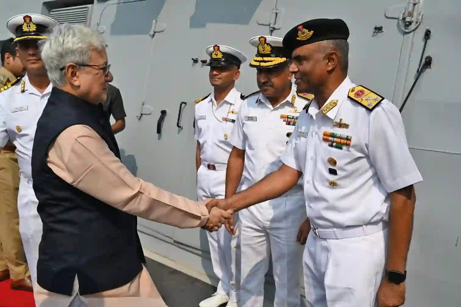 राज्यपाल ने आईएनएस हिमगिरि और सबमरीन का दौरा किया