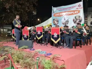 समारोह के तहत रेलवे सुरक्षा बल ब्रास बैंड की देशभक्ति प्रस्तुति
