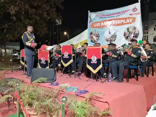 Republic Day : समारोह के तहत रेलवे सुरक्षा बल ब्रास बैंड की देशभक्ति प्रस्तुति