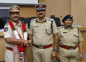 अवकाश प्राप्त पुलिसकर्मियों पेंशन पेपर सौंपे गए