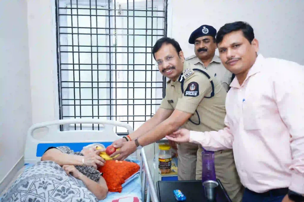 Hyderbad Police : वृद्धाश्रमों से मुक्त समाज का निर्माण होना आवश्यक – वी.सी. सज्जनार