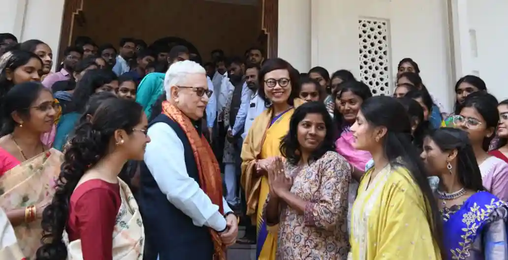 विजेताओं ने राज्यपाल से मुलाकात की