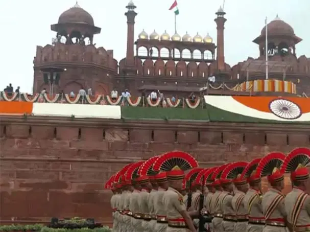 Delhi- गणतंत्र दिवस को लेकर दिल्ली में कड़े सुरक्षा इंतज़ाम, शहर किले में तब्दील