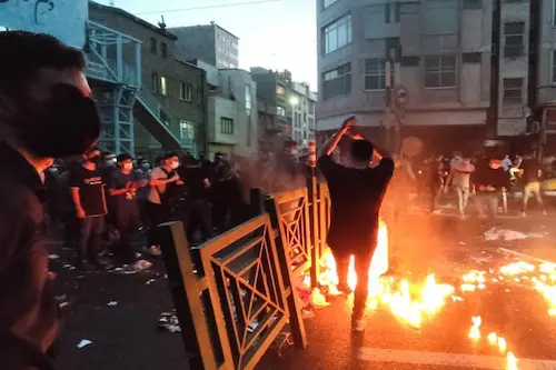 Iran: ईरान में खूनी संघर्ष