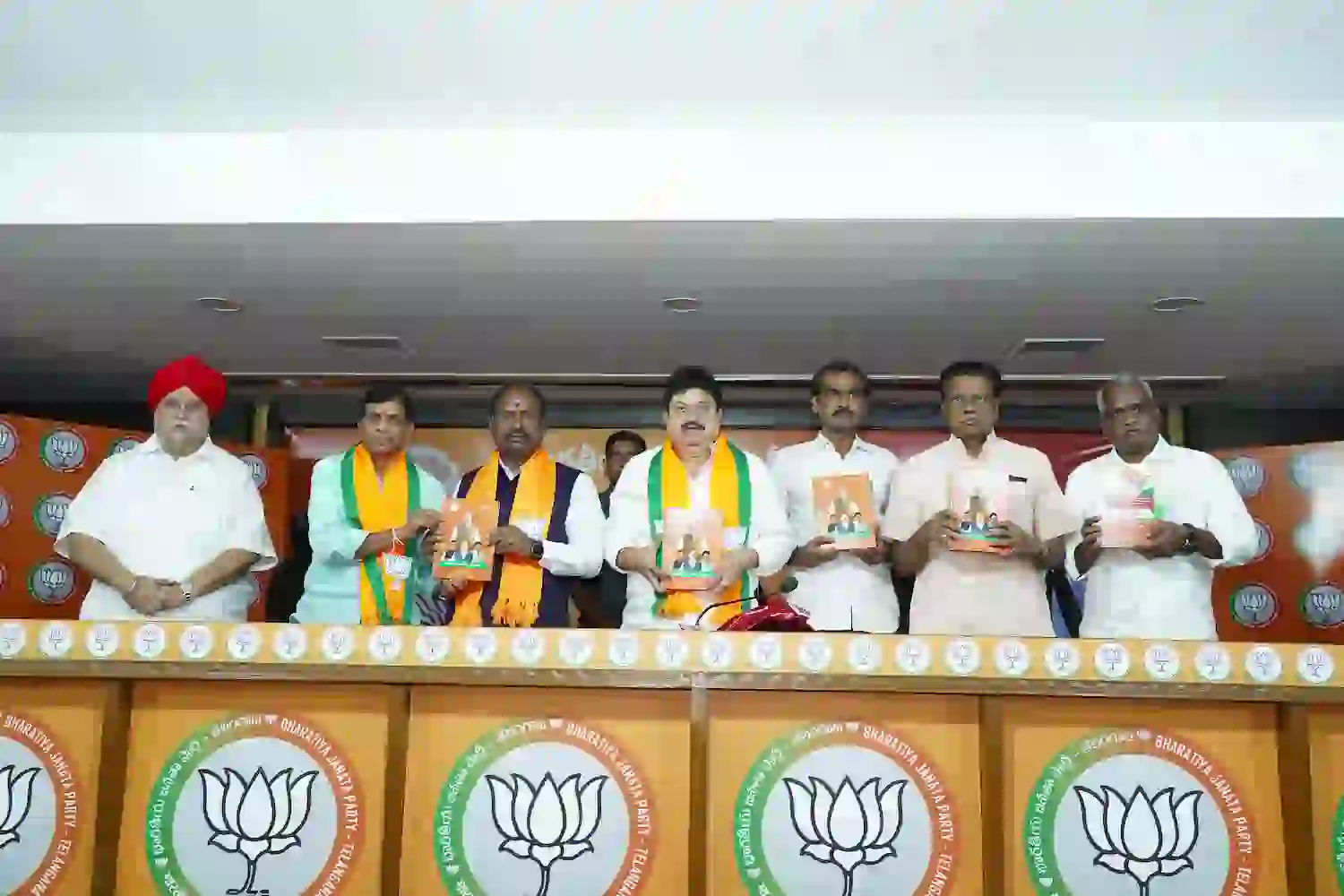 नगर निकाय चुनावों से पहले भाजपा से डरी कांग्रेस – रामचंदर राव