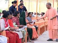 UP- जनता दर्शन में महिला की शिकायत पर योगी आदित्यनाथ ने दिए कार्रवाई के आदेश