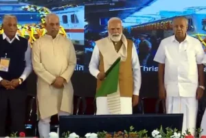 PM- तिरुवनंतपुरम में पीएम मोदी, चार ट्रेनों को दिखाई हरी झंडी, रोड शो से दिखी जनभागीदारी