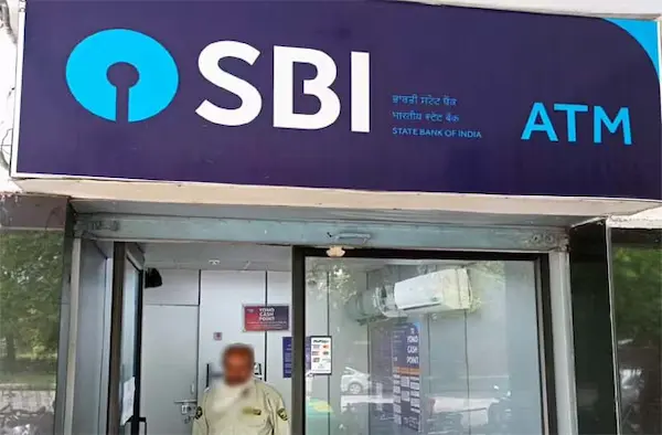SBI: SBI ग्राहकों को झटका: अब दूसरे बैंकों के ATM से कैश निकालना हुआ महंगा
