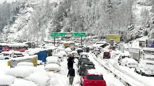 Weather- मनाली में बर्फबारी से जनजीवन प्रभावित; कई राज्यों में बारिश की चेतावनी