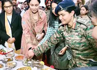 Jaipur- लेफ्टिनेंट कर्नल सोफिया से मिलने को उमड़ी भीड़, सेल्फी-ऑटोग्राफ की लगी कतार