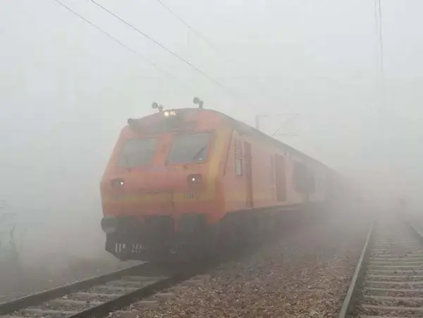 Weather- कोहरे के कारण दिल्ली आने वाली 20 से अधिक ट्रेनें लेट, यात्रियों की परेशानी बढ़ी