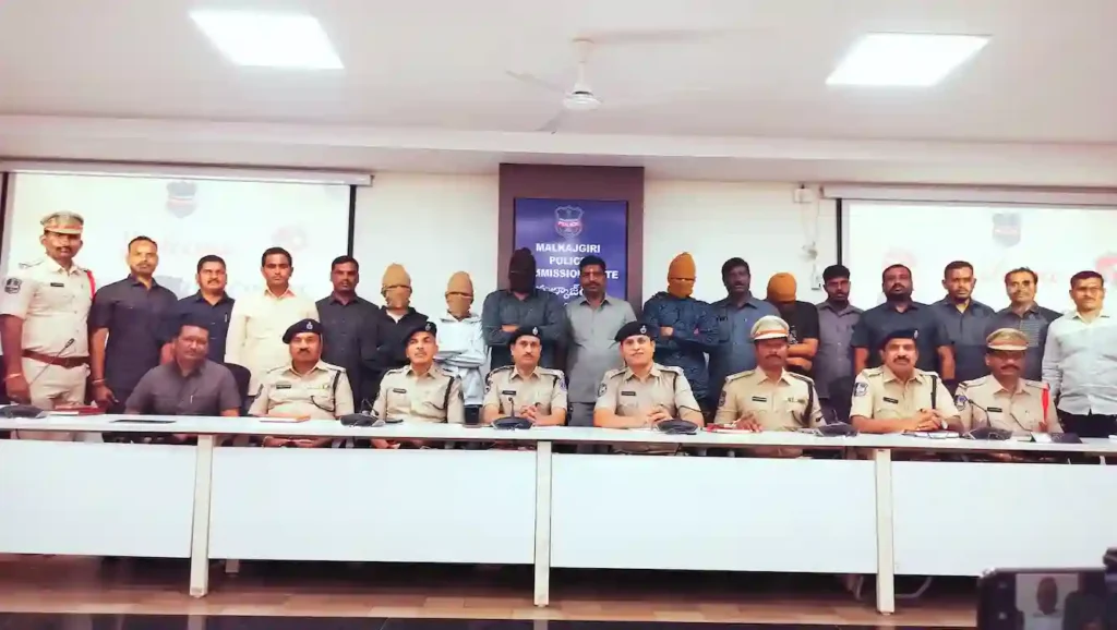 Police Action : दिनदहाड़े हुई लूट के पांच कुख्यात आरोपी गिरफ्तार