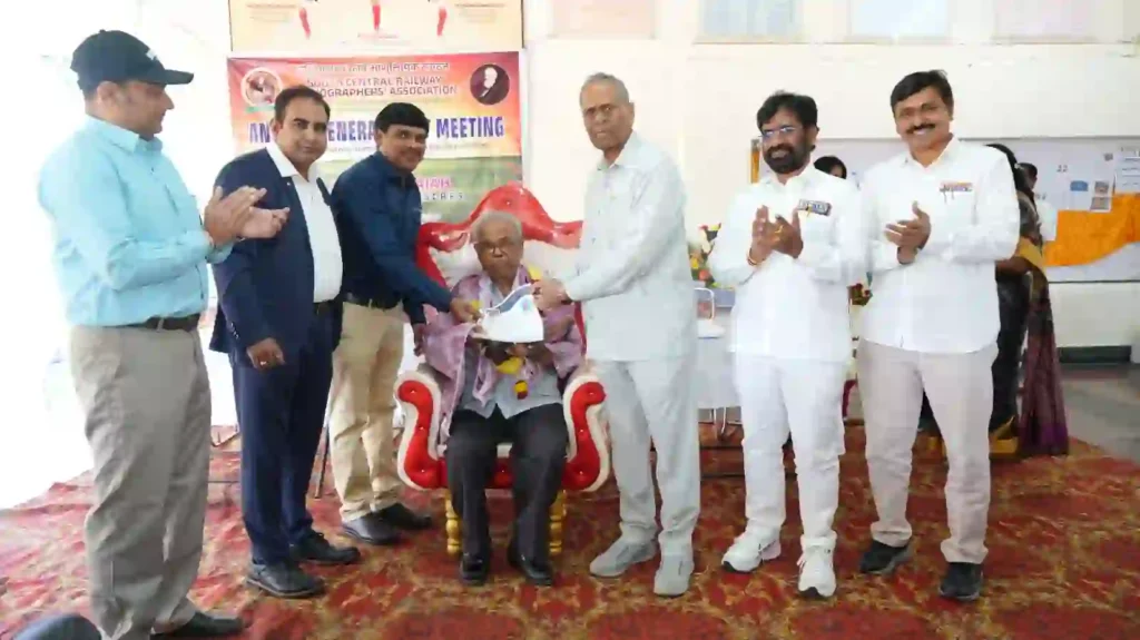 SCR : रेलवे प्रशासन की रीढ़ है आशुलिपिक – राघवय्या