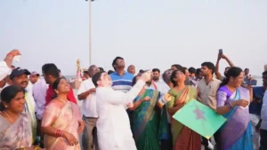 एलम्मा चेरुवु पर काइट फेस्टिवल में शामिल हुए मंत्री पोन्नम प्रभाकर