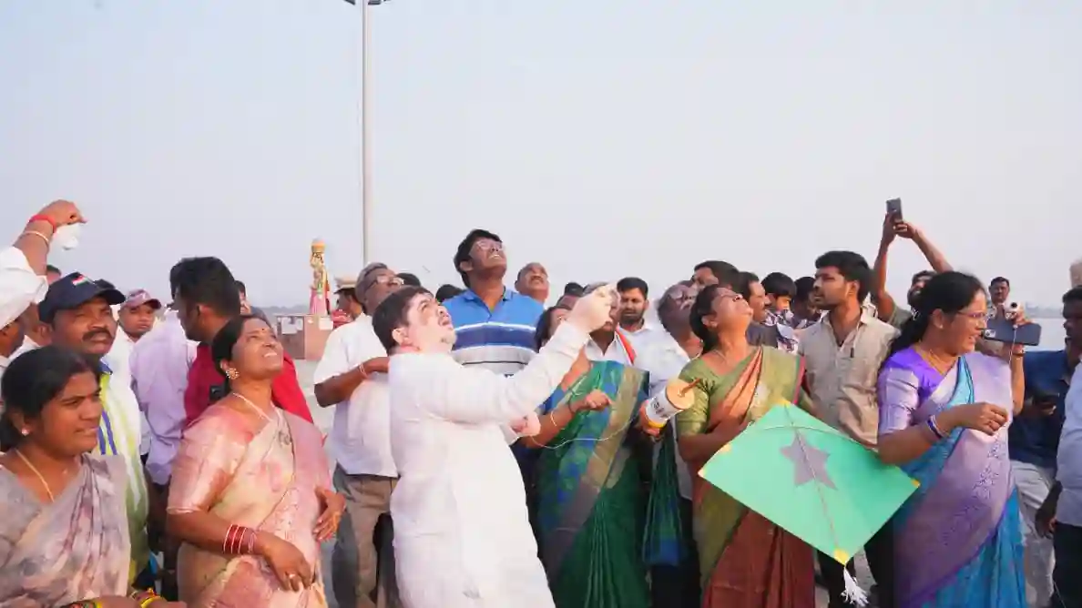 एलम्मा चेरुवु पर काइट फेस्टिवल में शामिल हुए मंत्री पोन्नम प्रभाकर