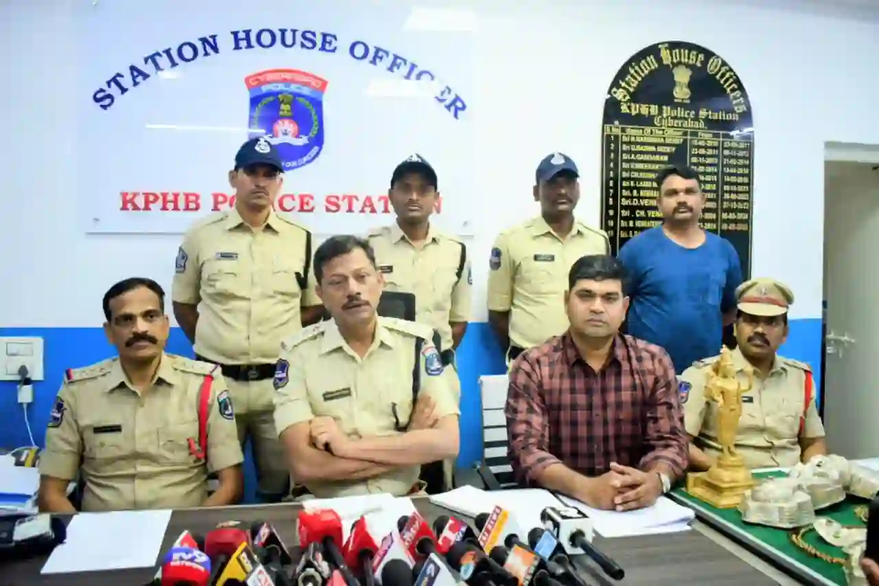 मंदिर में चोरी में चोरी का खुलासा, पांच गिरफ्तार