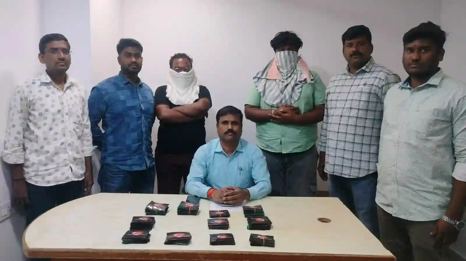 184 सिम कार्डों के साथ दो गिरफ्तार