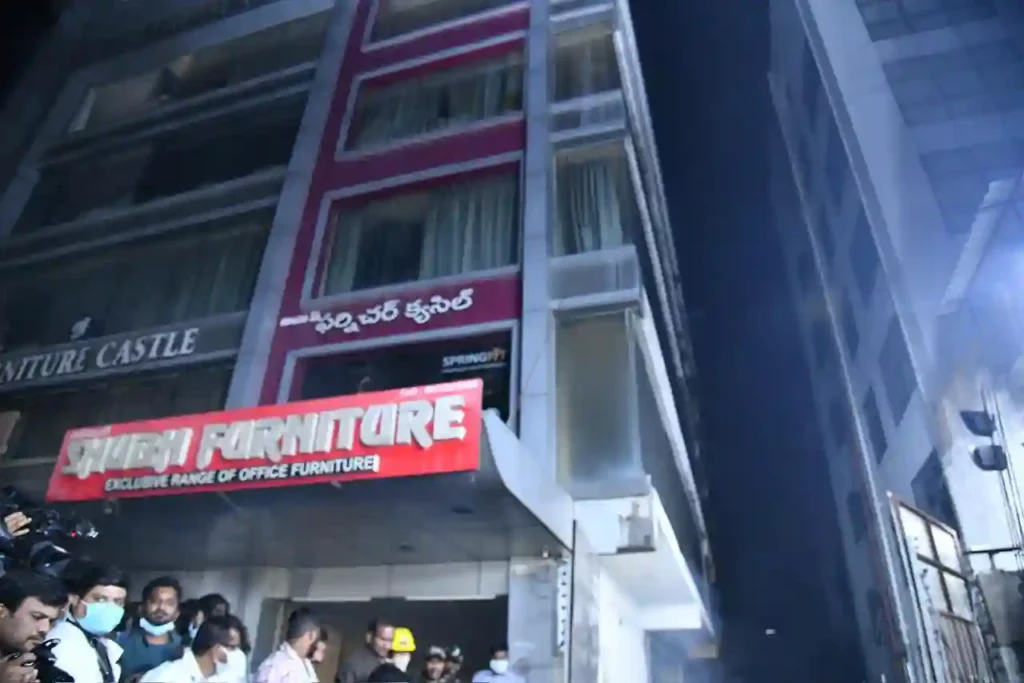 Fire : फर्नीचर शॉप में भीषण आग से इलाके में मचा हड़कंप, दो मासूमों के फंसे होने की आशंका