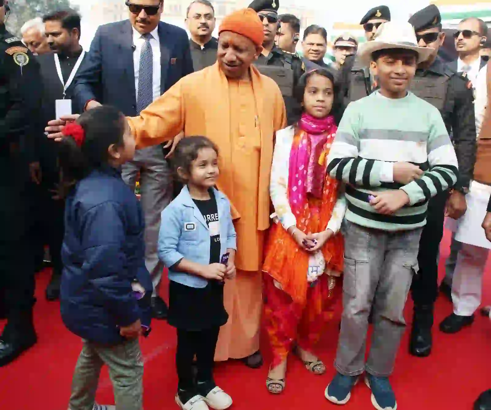 समष्टि के भाव के साथ जोड़ने की प्रेरणा देता है भारत का संविधान- योगी