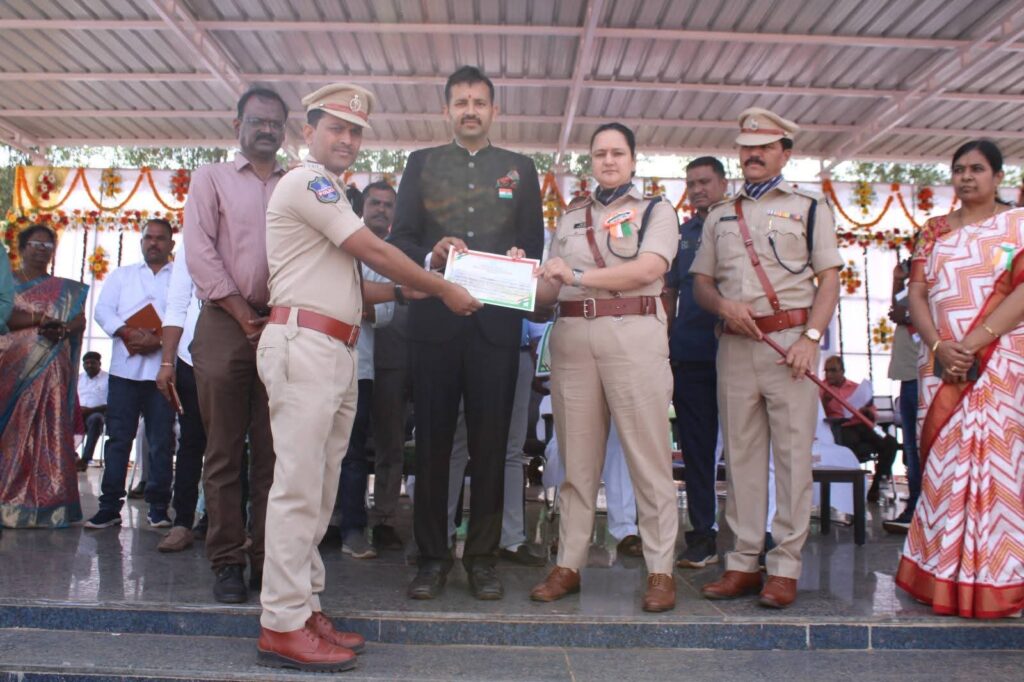 Police : पुलिस कर्मियों को प्रशंसा पत्र प्रदान किए गए