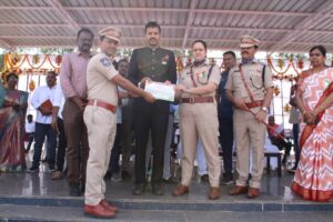 पुलिस कर्मियों को प्रशंसा पत्र प्रदान किए गए