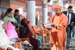 जनता दर्शन में सीएम योगी आदित्यनाथ ने सुनीं लोगों की समस्याएं