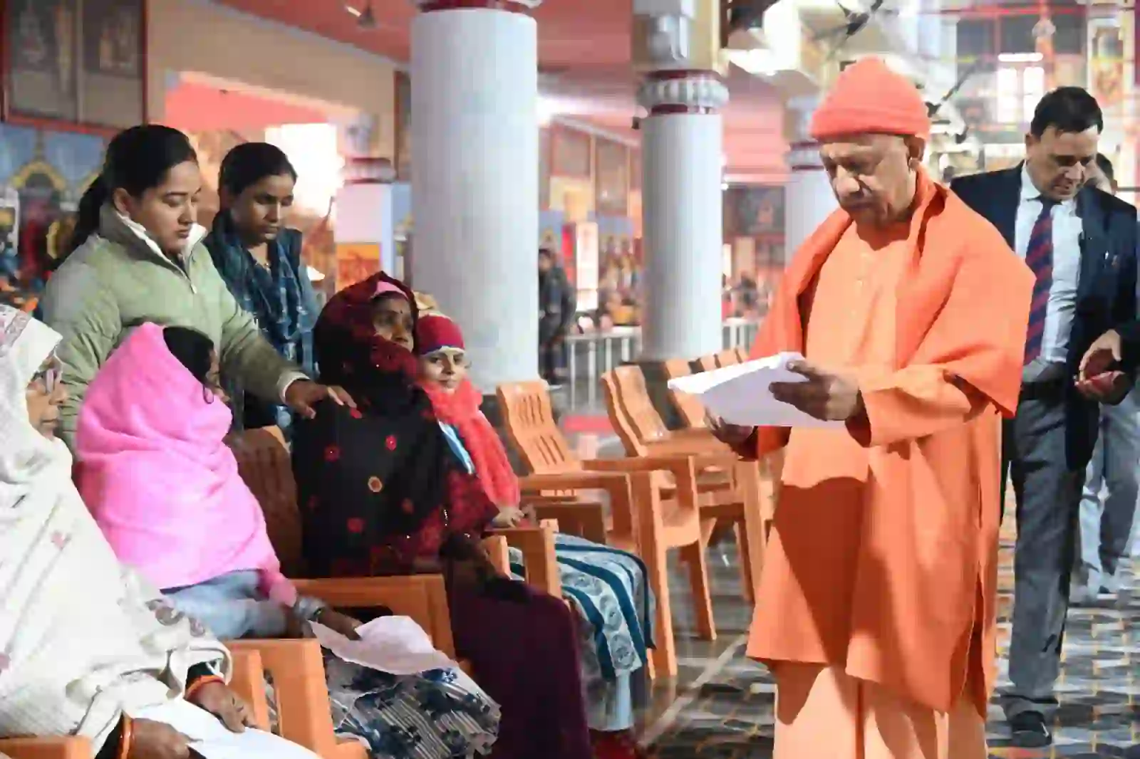 जनता दर्शन में सीएम योगी आदित्यनाथ ने सुनीं लोगों की समस्याएं