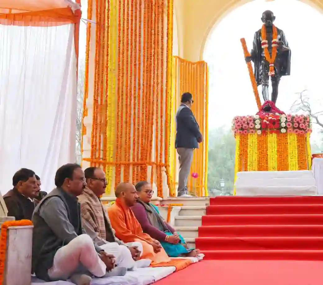 राष्ट्रपिता की पुण्य तिथि पर सीएम योगी ने बापू को किया नमन